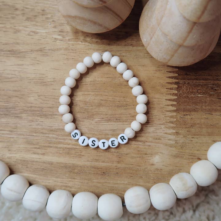 Bracelet personnalisé Sister pour la vente par Cactus and Grace