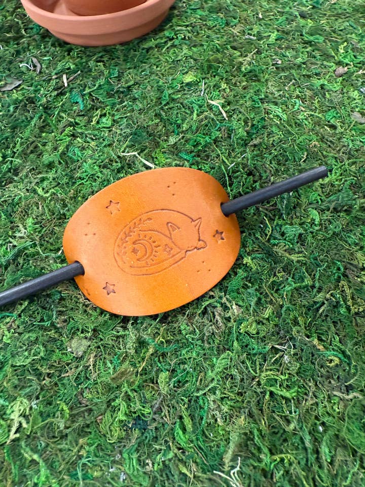 Sömnig Celestial Katt Oval Hårpinne för wholesale av Jamie Rae Makes