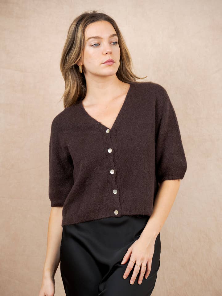 V-Ausschnitt Strickjacke mit Knöpfen und 3/4-Ärmeln aus Alpaka und Wolle für den Großhandel von NAÏS PARIS