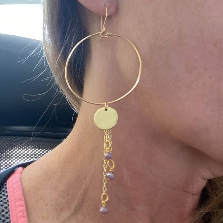 Goldene Hoops, Kette, Münzverschluss, Lavendelfacetten für den Großhandel von Marble Designs Jewelry