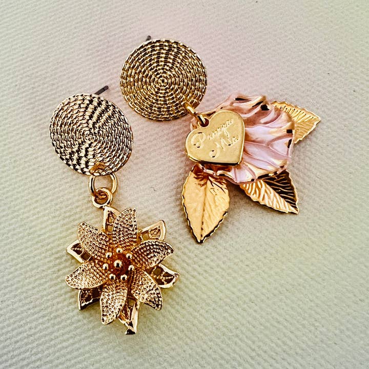 Orecchini fiore e petali dorati per la vendita all'ingrosso da parte di Pampa Mia