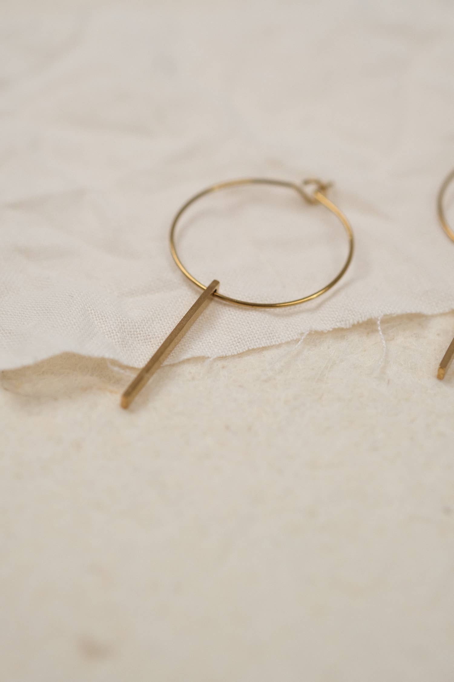 BRASSCAKE Jewelry – Engroshandel Hængeøreringe og creoløreringe – DASH creoler i messing – bæredygtige håndlavede øreringe1