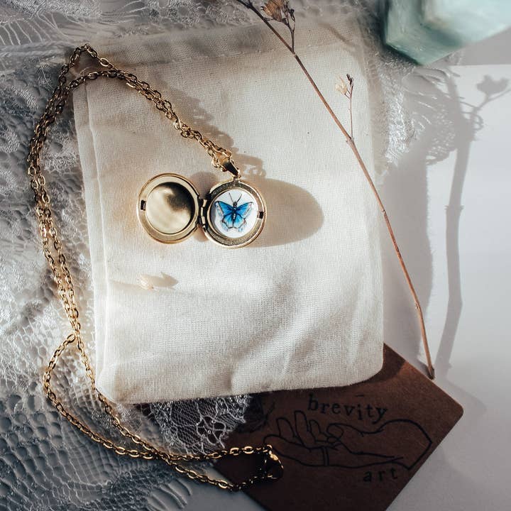 Paars admiraalmedaillon met rode stippen voor wholesale door Brevity Art