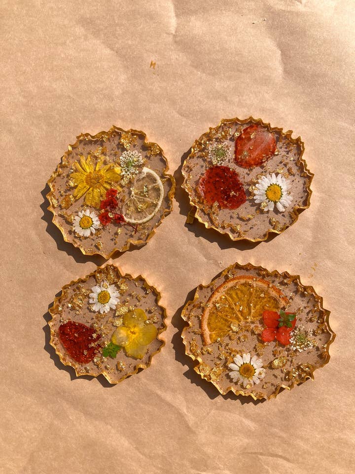 Set di 4 sottobicchieri boho pressati con fiori e frutta in foglia dorata per la vendita all'ingrosso da parte di SeaLion Resin
