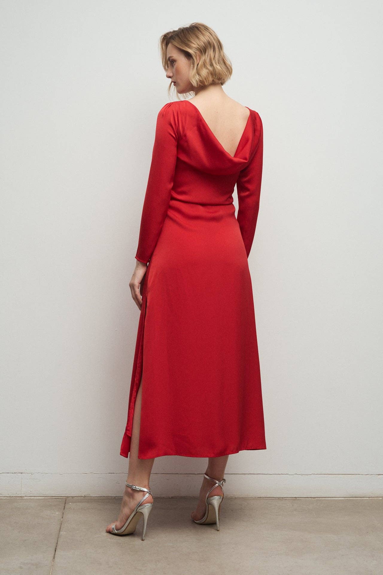 Bruna – wholesale Klänning - Dam – Zulay röd midiklänning med draperad rygg och slits från Bruna5