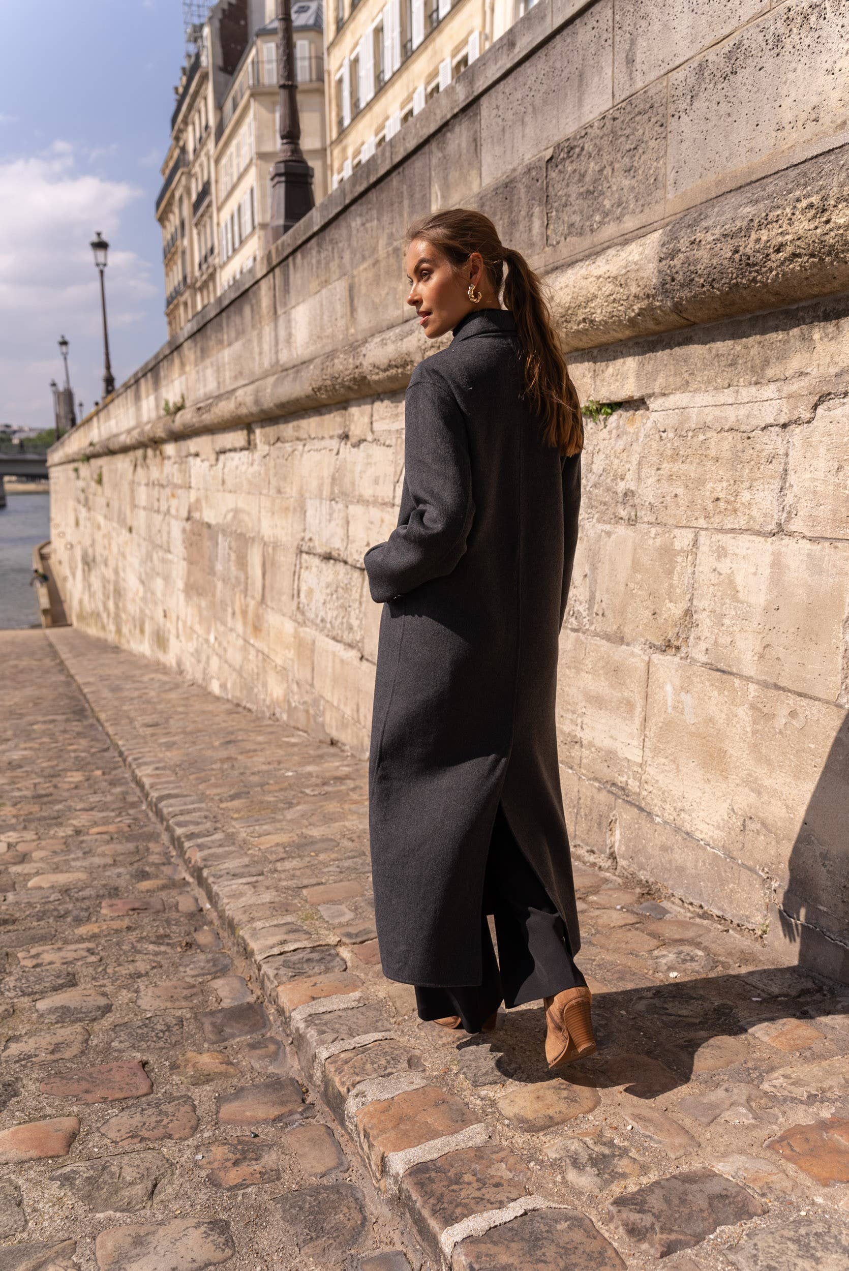 Attentif Paris – Großhandel Mantel - Damen – Extra langer, handgenähter Oversize-Mantel aus Wollmischung17