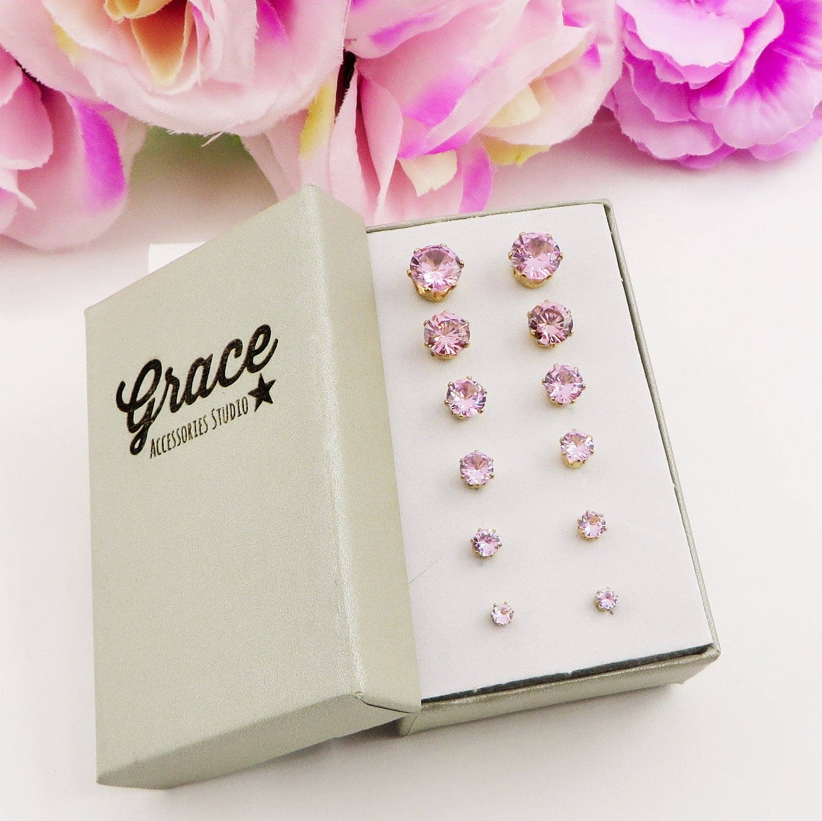 Daemon srls - Wholesale Sieradenset - Set van 6 paar roestvrijstalen oorknopjes met kubieke zirkonia – 12 stuks, 8 kleurvarianten5