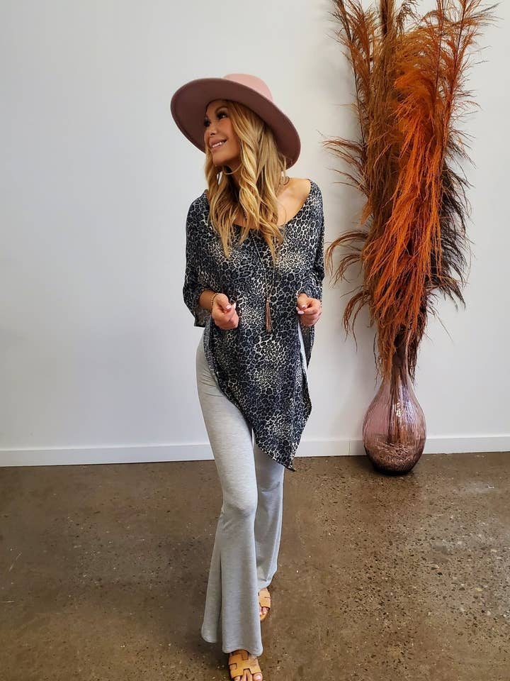 Lounge costume léopard poncho pour la vente par Baz Apparel