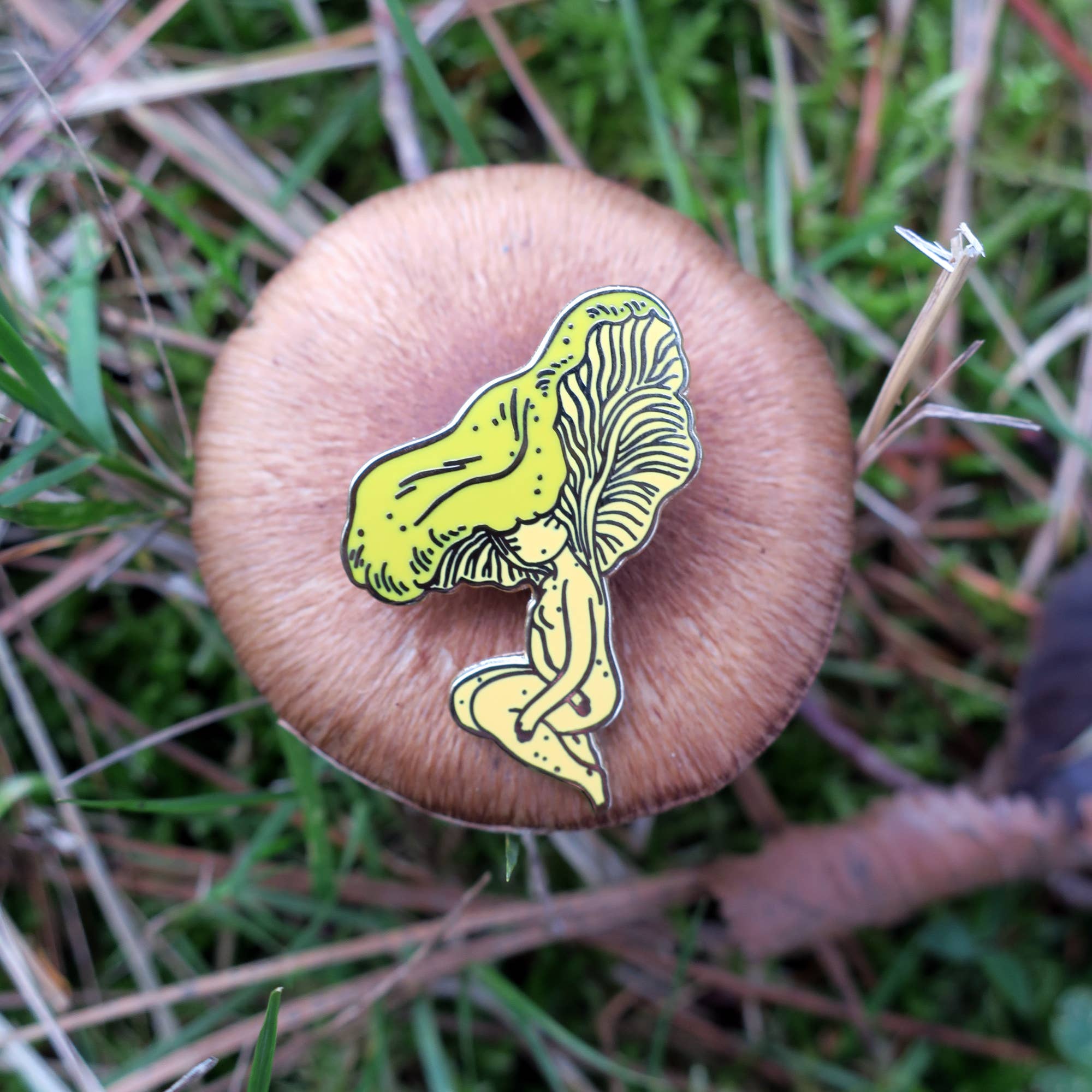 Stasia Burrington Illustration - Wholesale Broche - Pin - Mushroom Girl (Cantharelle) - hard emaille2