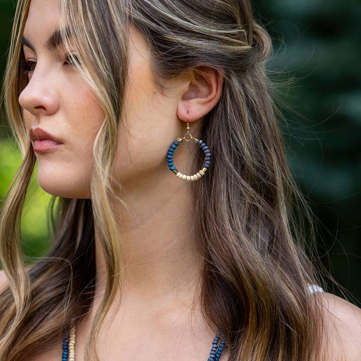 Anju Jewelry – Engroshandel Hængeøreringe og creoløreringe – Prismatiske Nuancer Øreringe Sæt - Med Display4