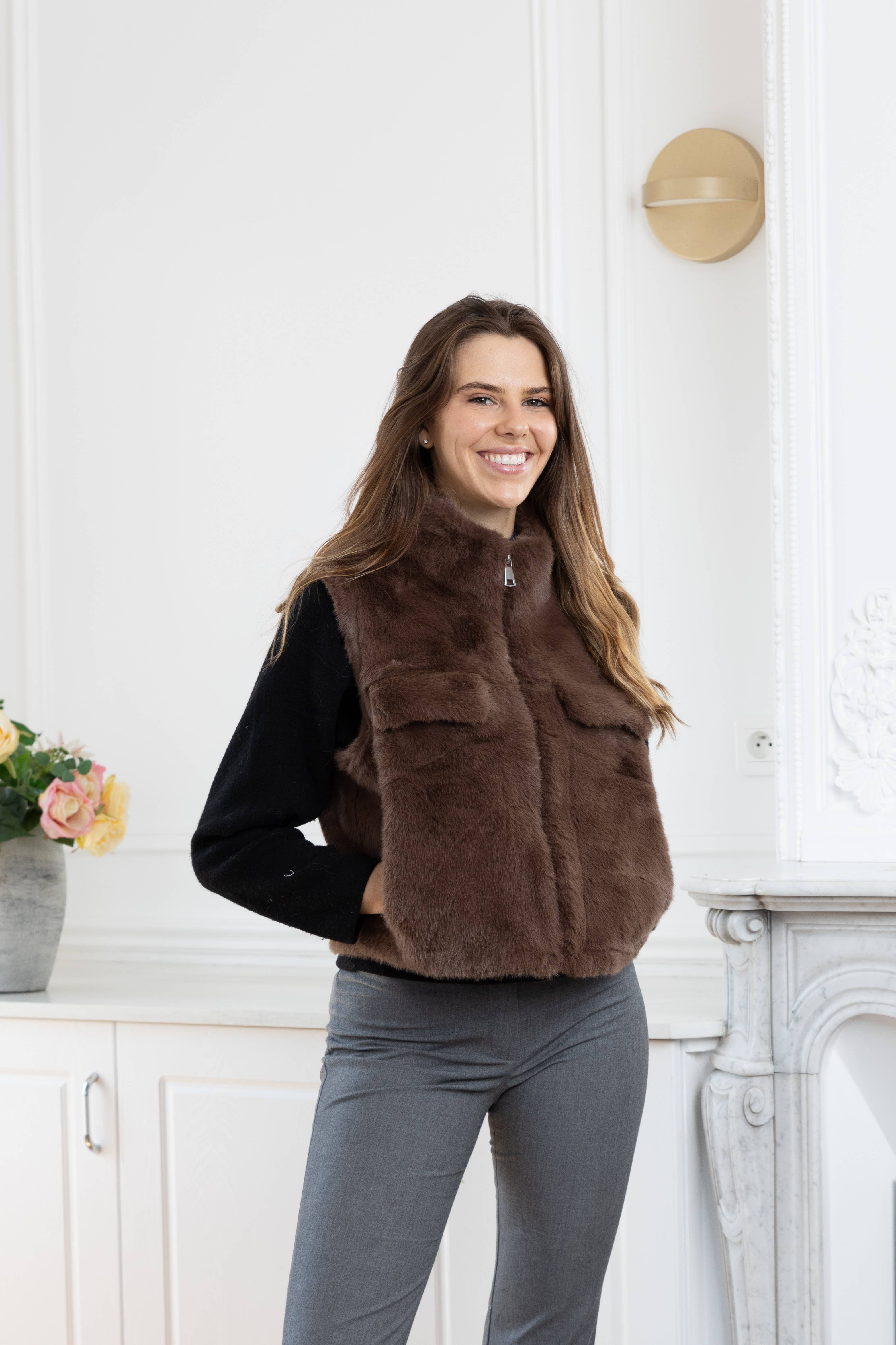 LINETA - Wholesale Outerwear Vest - Women's - F-4 Sleeveless faux fur vest with zipper2