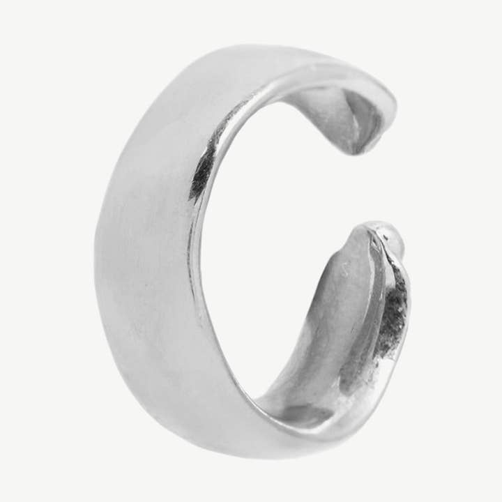 Manchette d'oreille Dome en grande taille, argentée pour la vente par Studio Grun