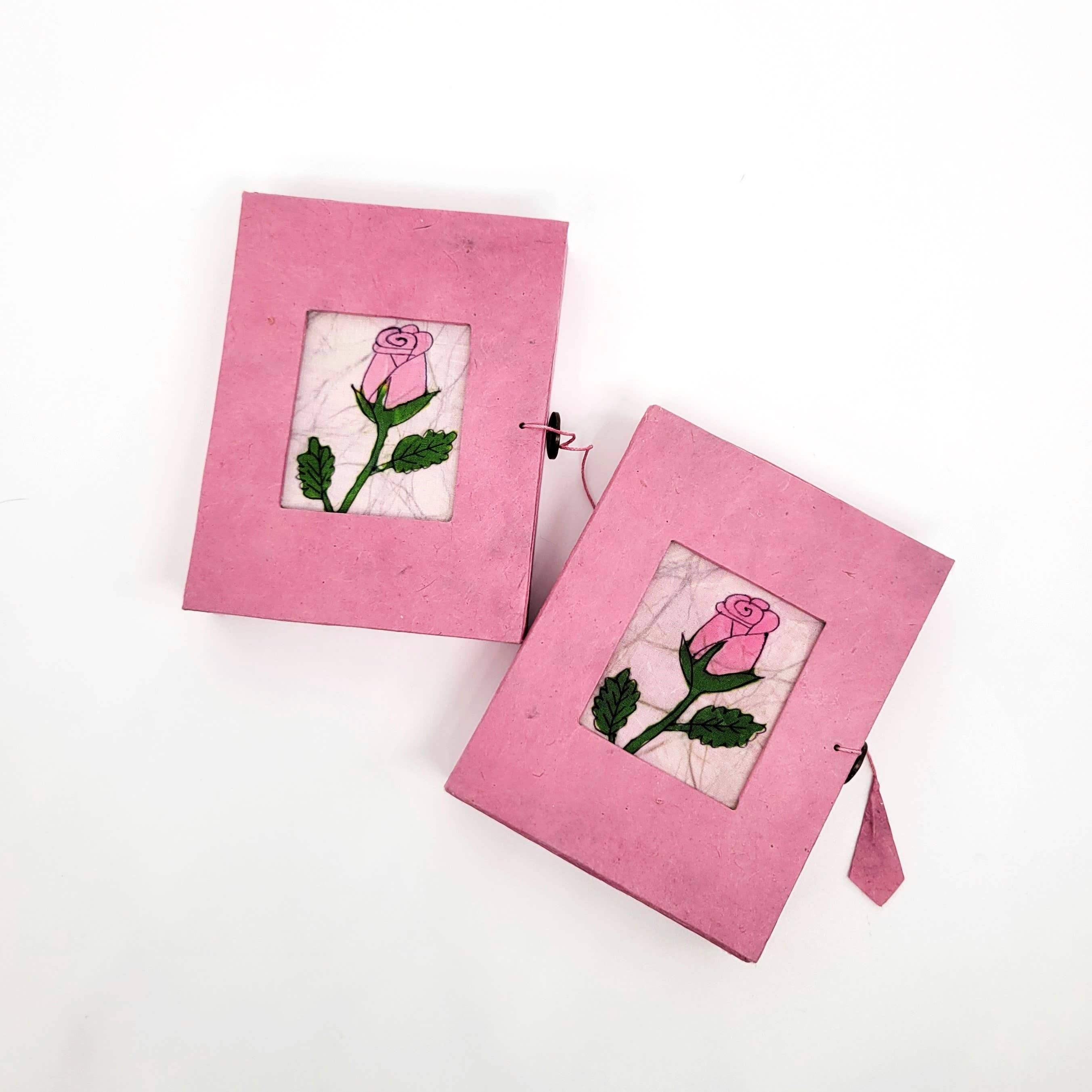 Eclectic Woodchuck – Großhandel Dekoschachteln – Kleine Box aus Pappmaché mit Rosenknospe im Batikdesign1