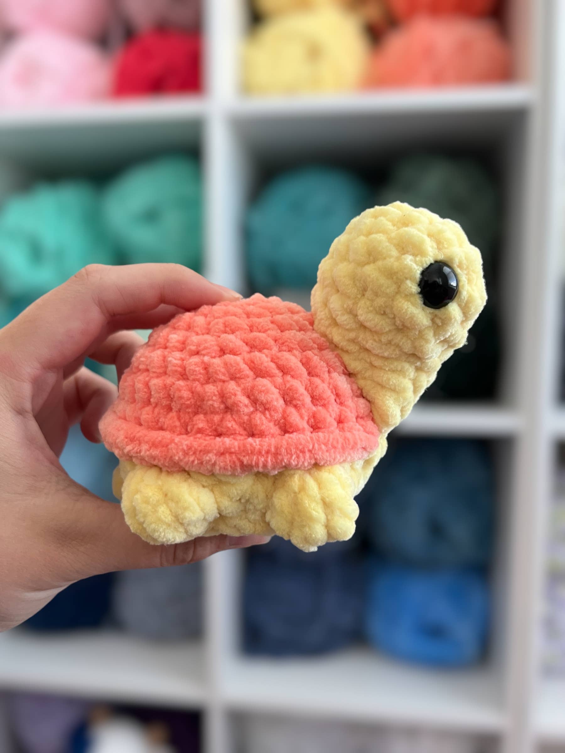 The Yarn Barn NC - Venta al por mayor Peluche - Niños y bebés - Tortuga de Ganchillo Hecha a Mano – Encantador Juguete de Peluche para Amantes de la Naturaleza2