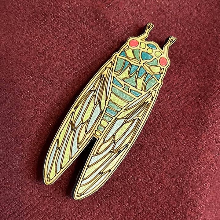 Handgeschilderde houten cicadebroche voor wholesale door Urban Coyote