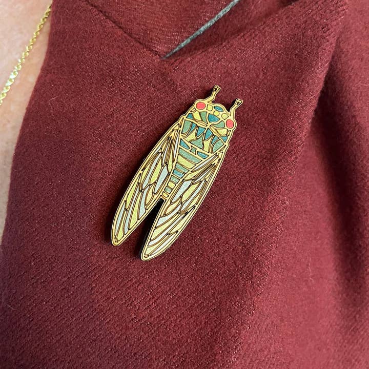 Handgeschilderde houten cicadebroche voor wholesale door Urban Coyote