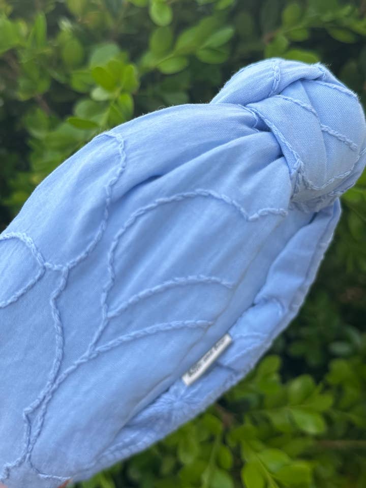 Bandeau brodé bleu poudre pour la vente par Lottie and Lucy