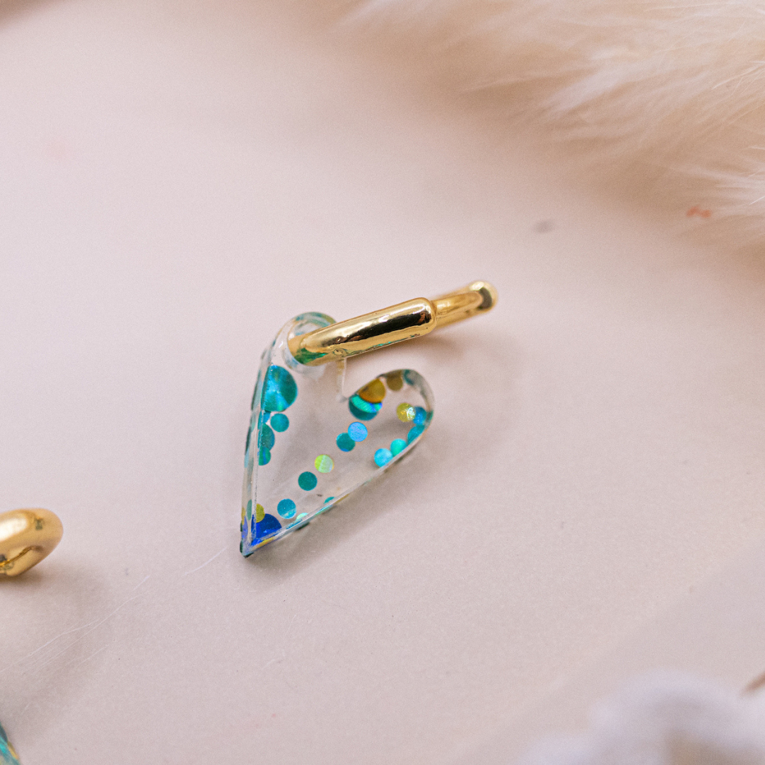 Tilda&Theo - Wholesale Hoop Earrings - Glitter acrylic heart creole earrings - 18k gold-plated2