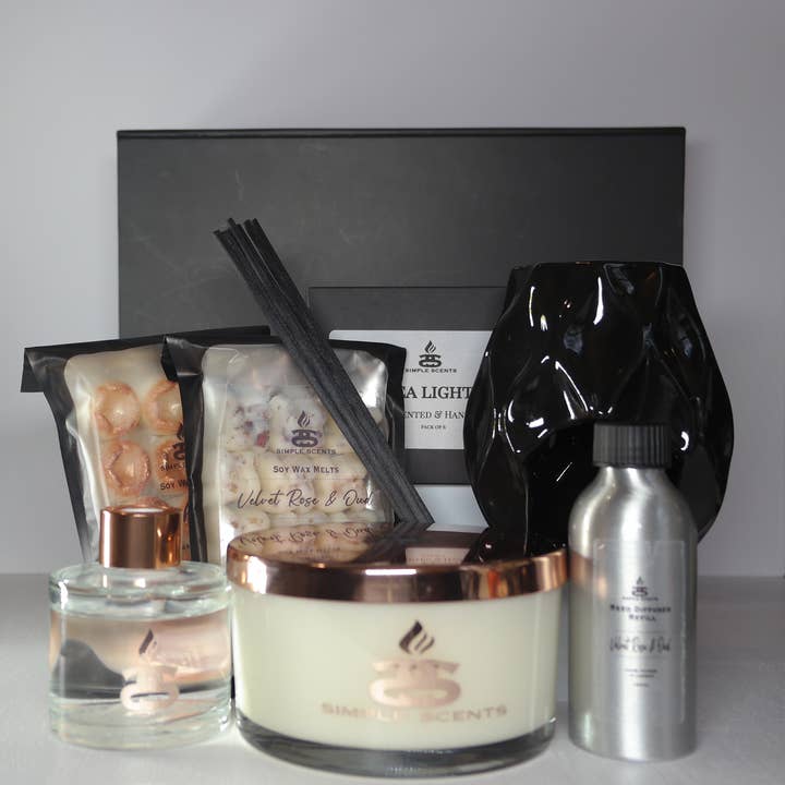 Set regalo: Candela Opulence, Cera da sciogliere Simple Scents Experience, Bruciatore di cera Black Nico, Diffusore a bastoncini e Ricarica per diffusore. per la vendita all'ingrosso da parte di Simple Scents by Simpleness Collection
