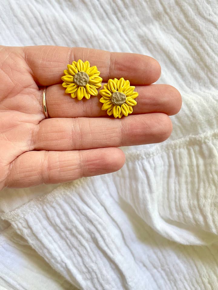 Zonnebloem polymeer klei Stud voor wholesale door Hooks and Clay