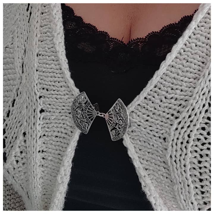 Cristina SJ creative shop - Wholesale Brooch - Carved fan clasp for closing jackets, closing layers.1