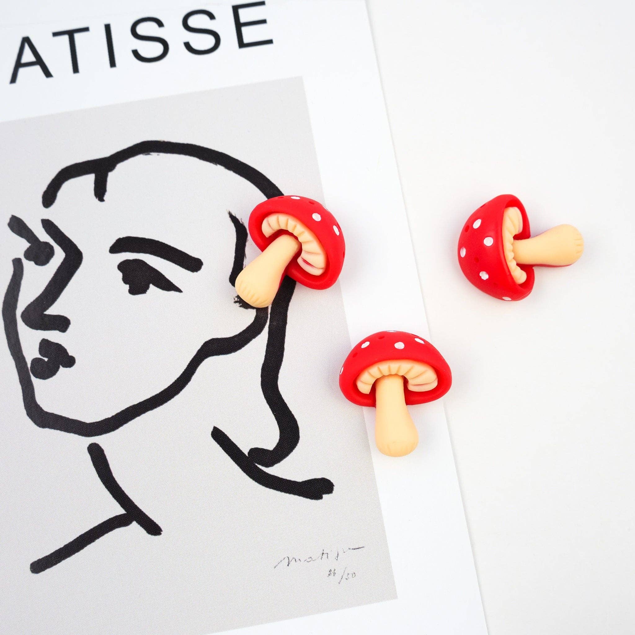 Mini Story Co - Vente Épinglettes/boutons - Épinglette en forme de champignon rouge | Broche unique en forme de mouche en agaric | Accessoire naturel miniature | Cadeau pour les amoureux des champignons | Cadeau en forme de champignon magique7