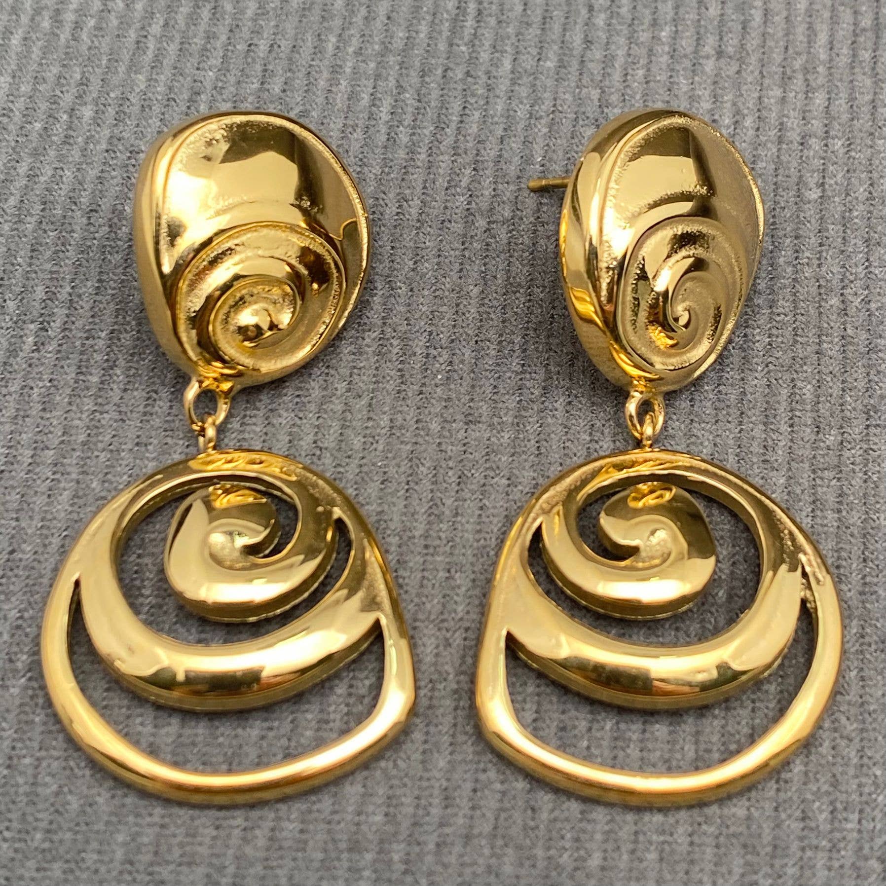 Mio Queena - Vente Boucles d'oreilles pendantes - Boucles d'oreilles à tige en acier inoxydable plaqué or 18K Vortex Creux - FGS1