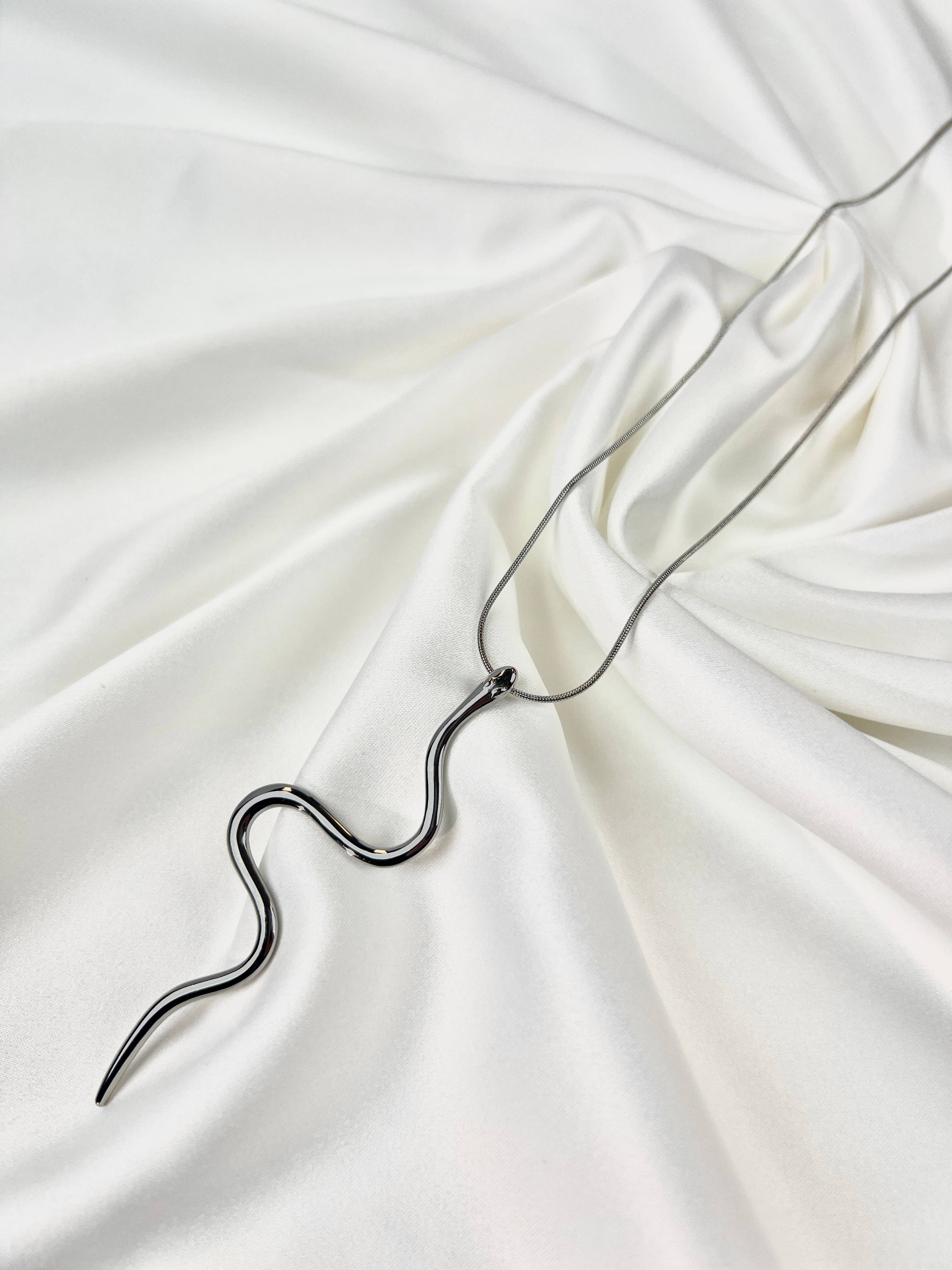 COSMOS - Vente Colliers à pendentif - Collier pendentif serpent  minimaliste en acier inoxydable4