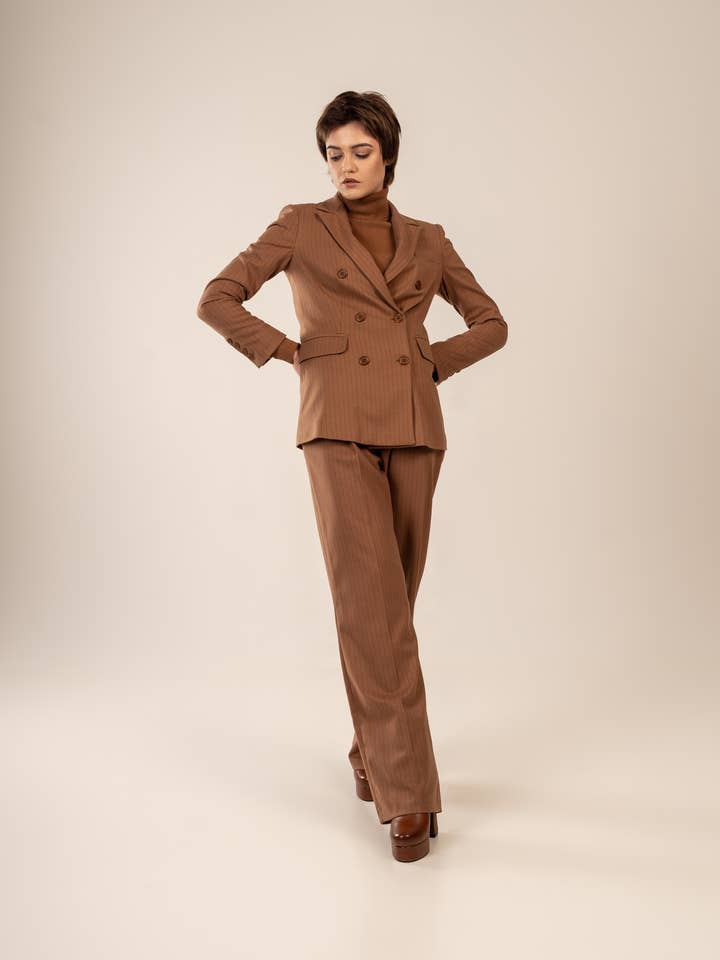 Costume croisé à fines rayures camel avec pantalon plissé pour la vente par EUTHEA’