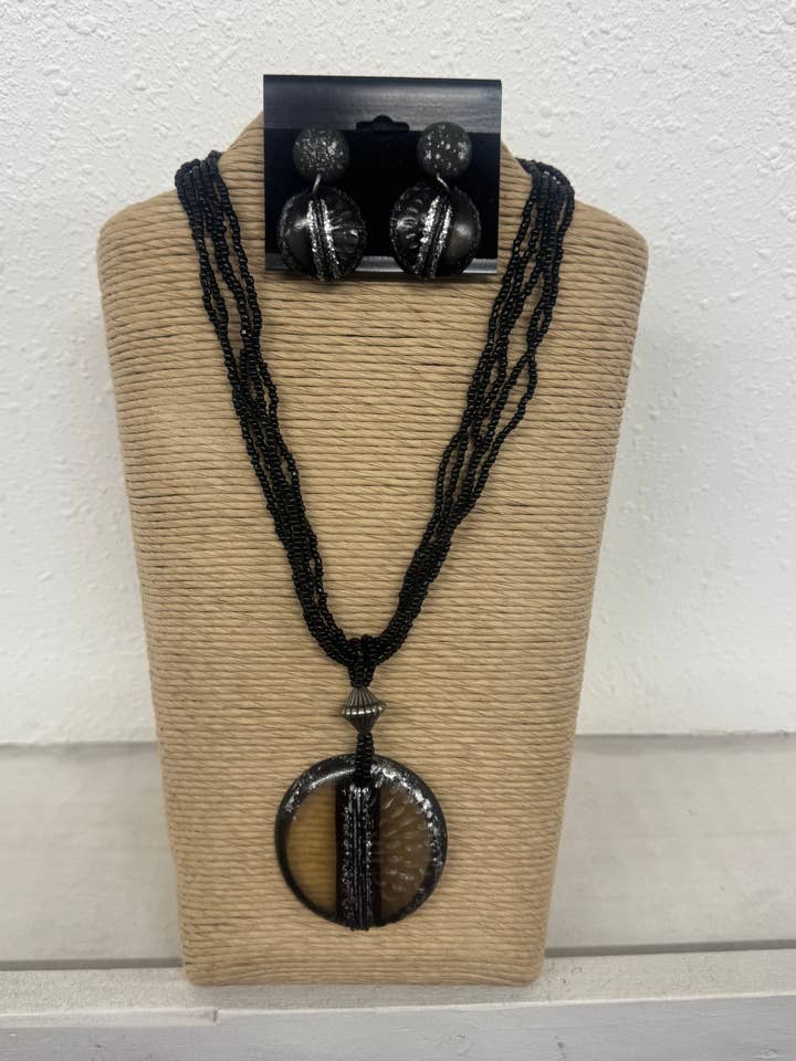CONJUNTO DE COLLAR COLGANTE DE CÚPULA REDONDA NEGRA DE RESINA DE 5 HILOS para venta al por mayor de International Duru's