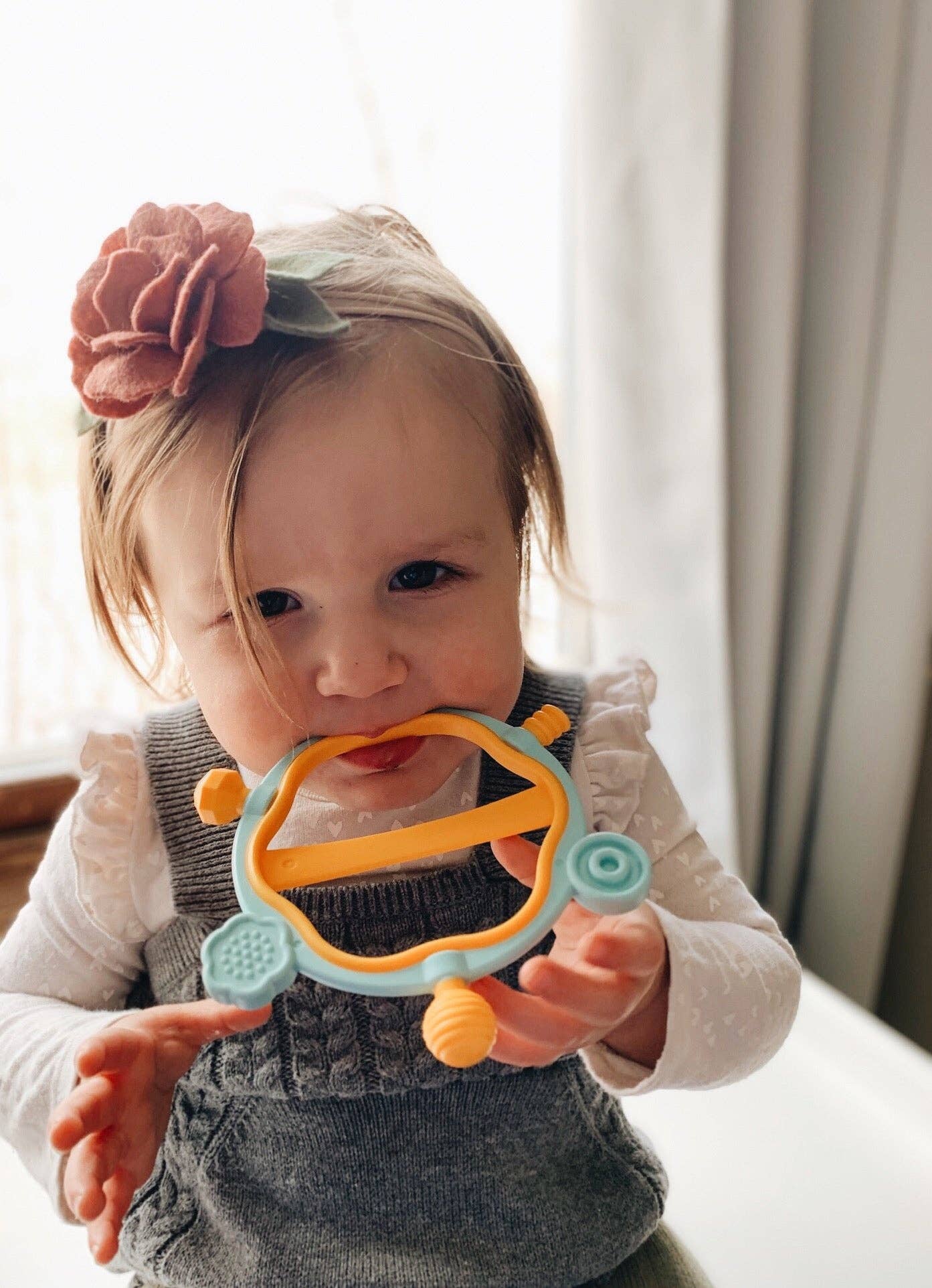 ToyLab - Vente Anneau de dentition sans clip – bébé - The Hexy - Nouvel emballage3