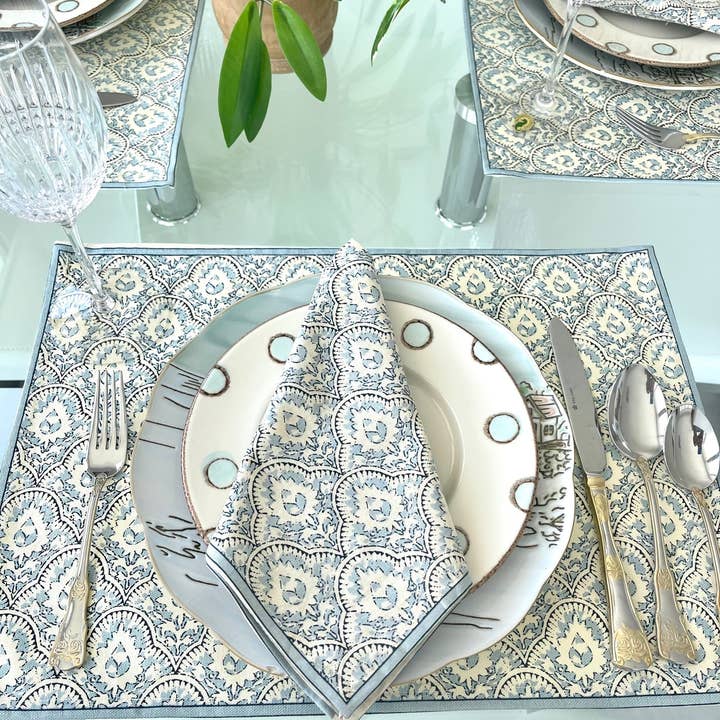 Handbedruckte Tischsets und Servietten- Set mit je 6 Stück- Agra Blue für den Großhandel von Wildflower Blue