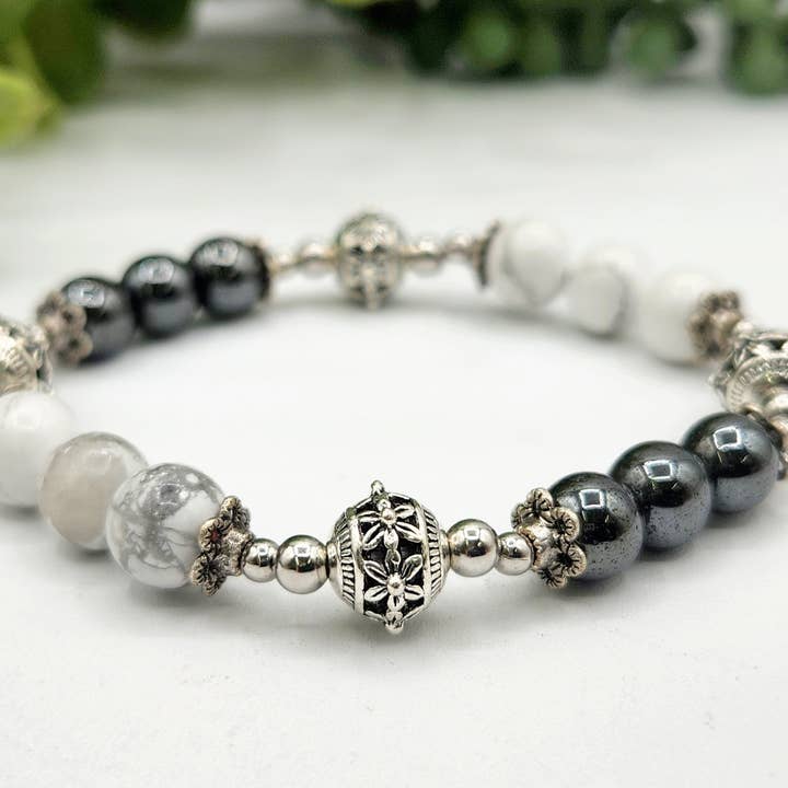 Meraki Gemstones - Venta al por mayor Pulsera de cuentas - Pulsera Calmante/Estabilizadora de Howlita Blanca y Hematites – 19 cm2