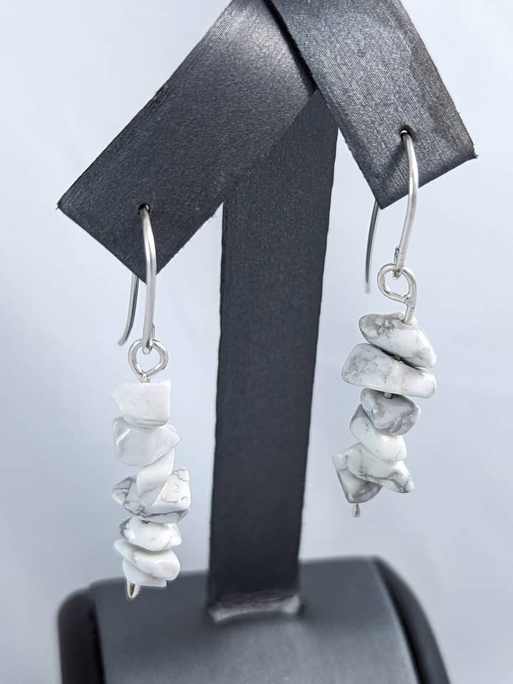 Sterling Silver Chip Ädelsten Dingle Örhängen för wholesale av MB Piper Metalsmith