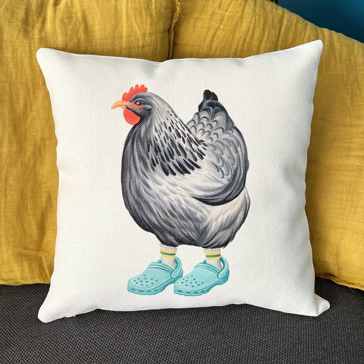 Housse de coussin - Poule portant des crocs pour la vente par Sardines Studio
