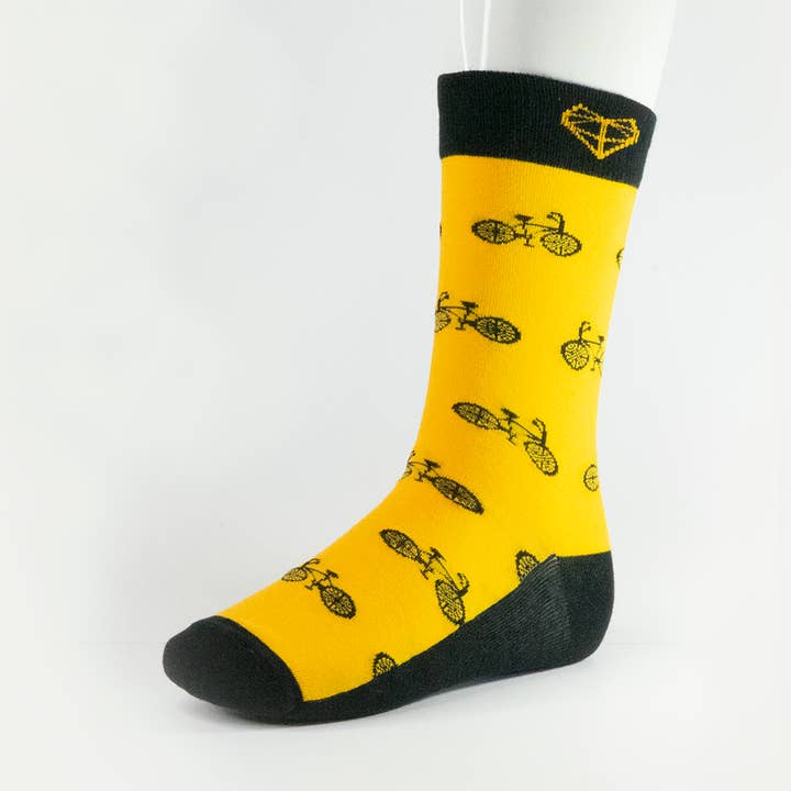 Chaussettes pour hommes, motif vélo jaune et noir pour la vente par Fern House Collective