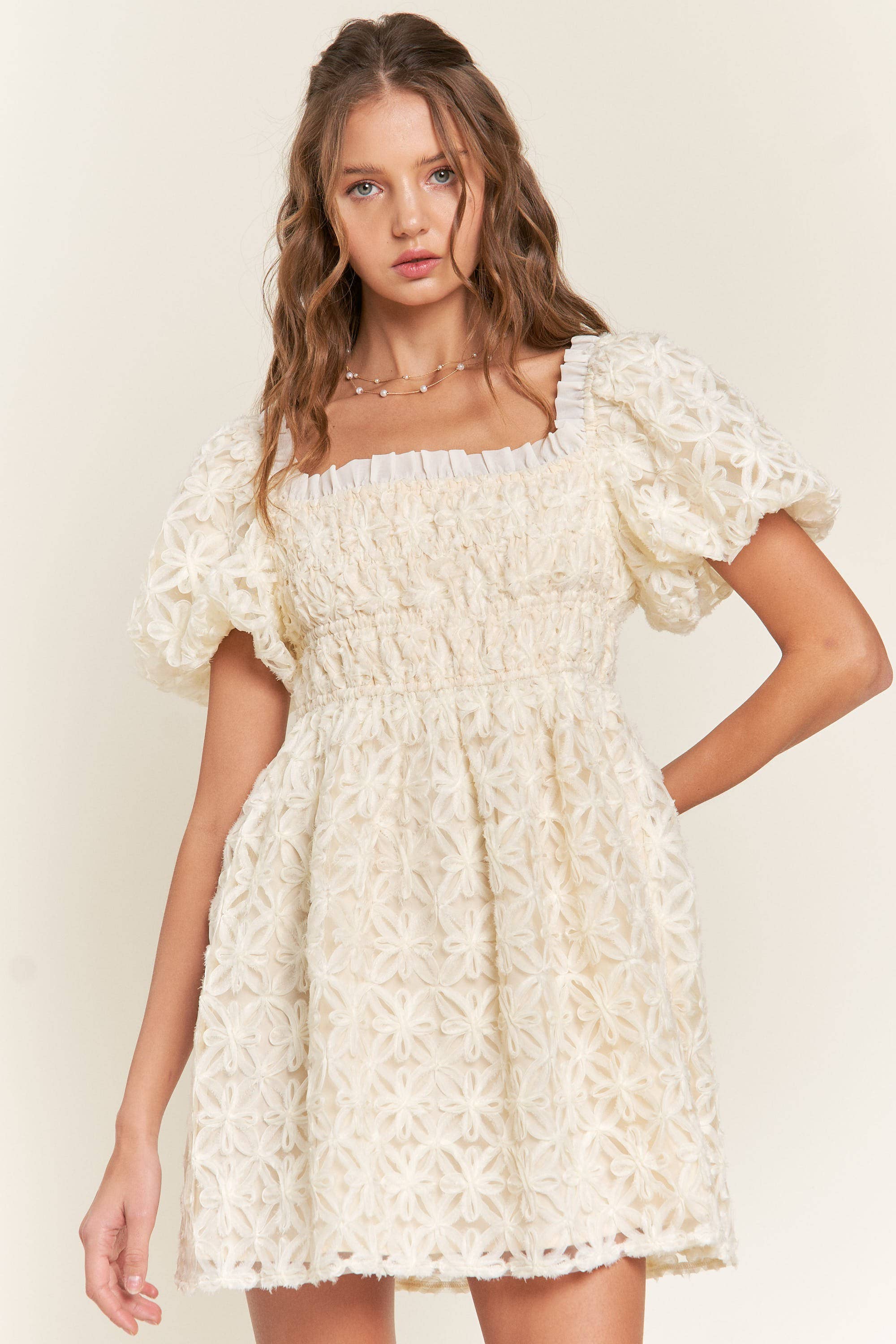 Marfim Mini Vestido Floral Marfim para venda a revendedores na Faire9