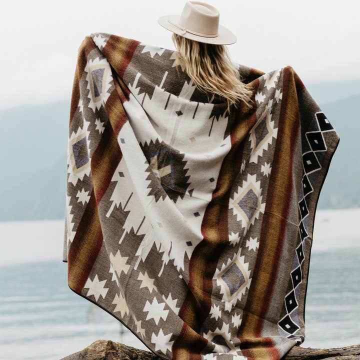 Wylde Brigade - Wholesale Throw Blanket - Cotacachi Aztec Reversible Blanket1