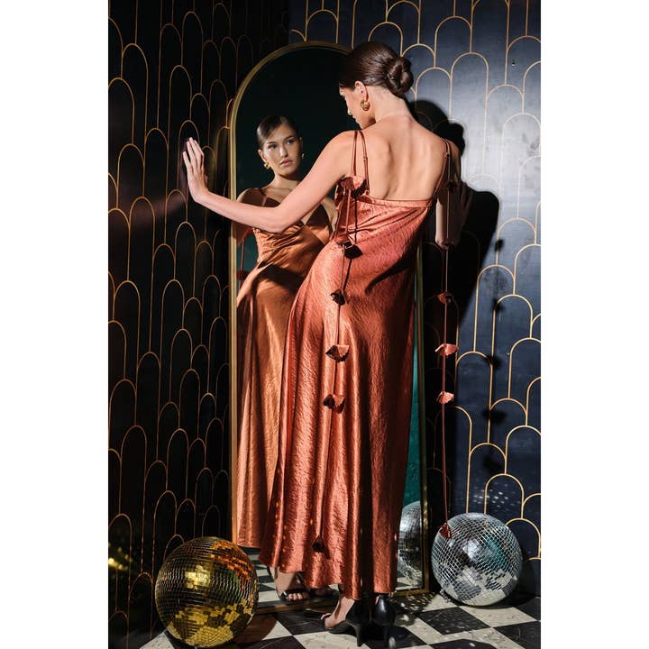 Robe Maxi en Satin de Luxe avec Fleurs 3D et Dos Drapé pour la vente par INA