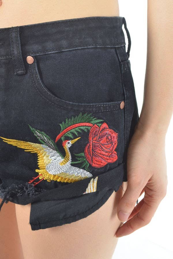 DENIM NERO Shorts di jeans tagliati con ricamo di gru e rose S8133G in vendita all'ingrosso su Faire4