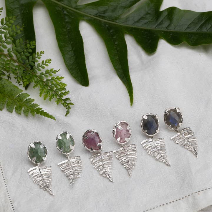 Amanda Coleman Jewelry - Venta al por mayor Pendientes colgantes - Pendientes con forma de nido botánico con helecho y piedra preciosa