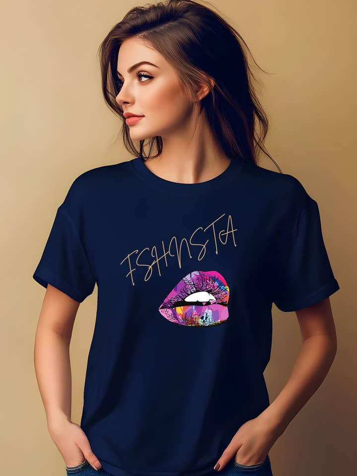FSHNSTA SIGNATUR SIGNATUR LOGO LÆBER - CASUAL FIT TEE NAVY for engroshandel hos Cherry Chic Designs