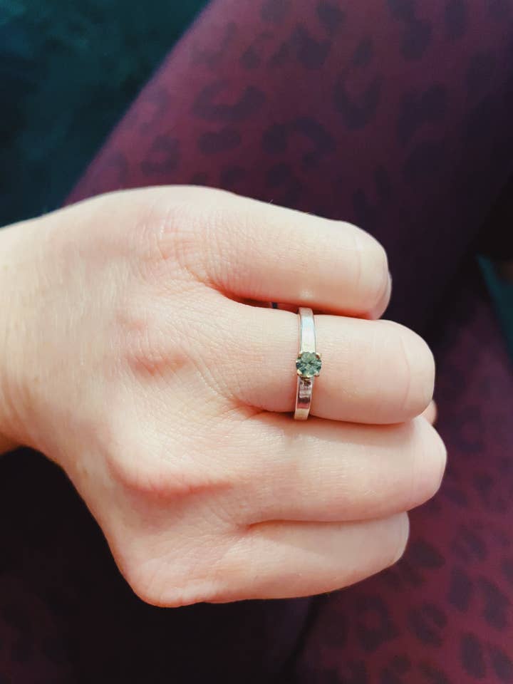 Anello di fidanzamento o impilabile con zaffiro del Montana per la vendita all'ingrosso da parte di Peaces of Indigo