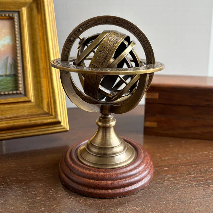 Madison Bay Co. - Historical Home Decor Reproductions - Venta al por mayor Decoración de escritorio - Niños y bebés - Esfera Armilar de Latón Antiguo de 5-1/4" para Escritorio con Zodiaco