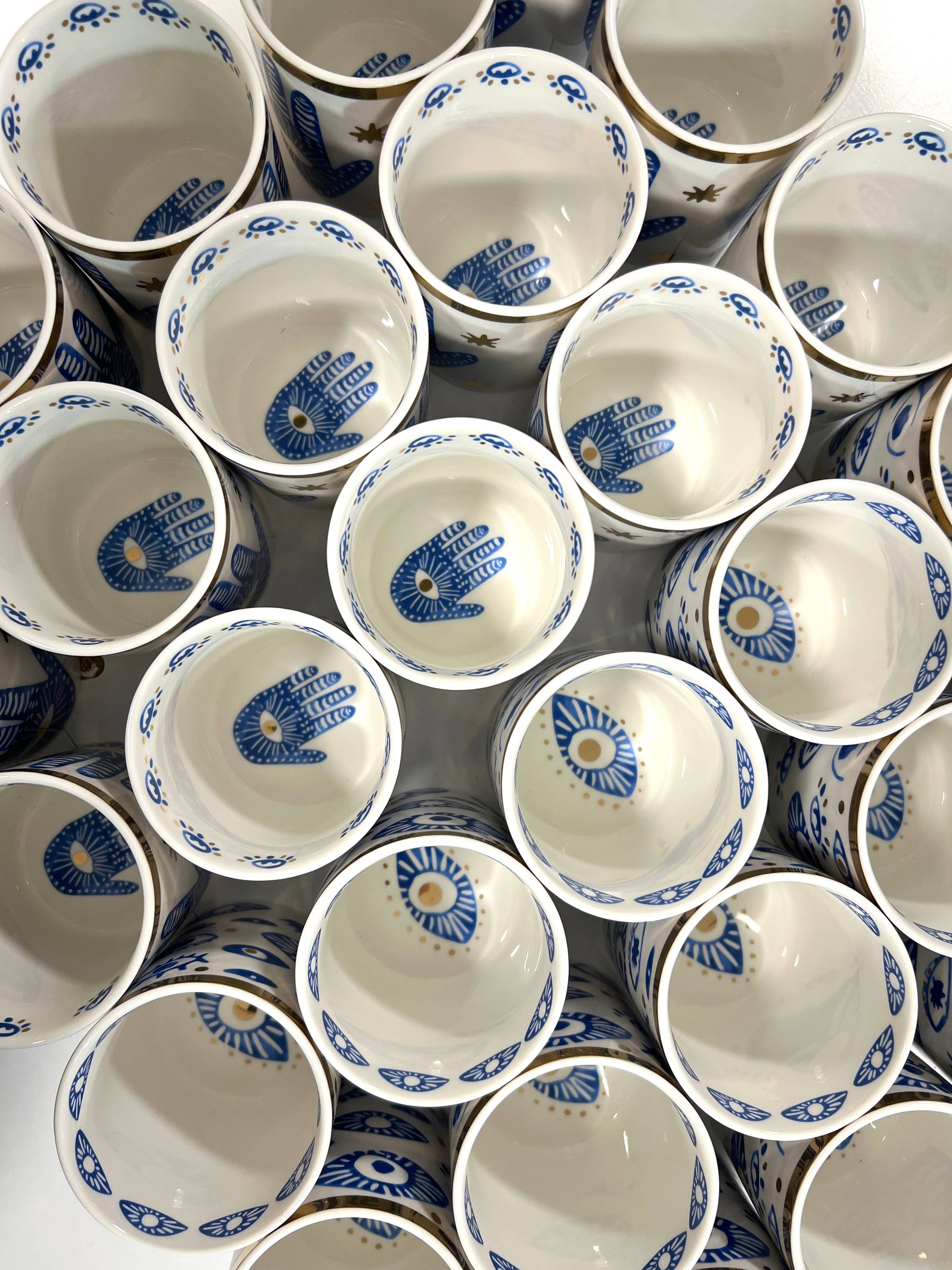 The Sacred Wild Candle Co – Velas de decoração por atacado – Nova vela Hamsa em cerâmica branca com detalhes em ouro e azul8