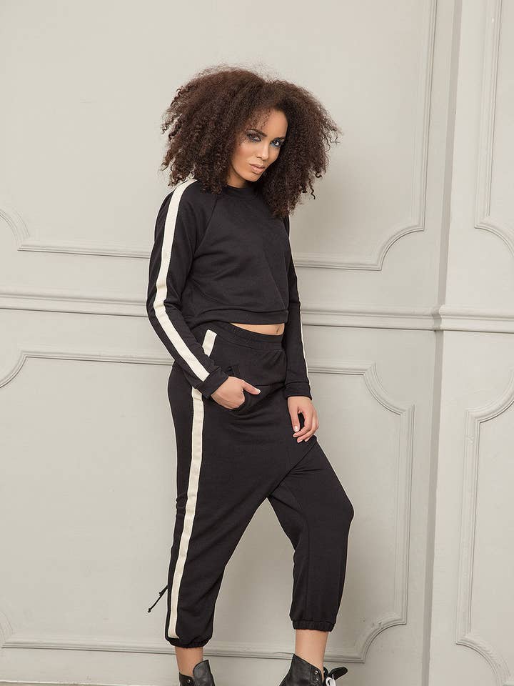 Conjunto de sudadera corta con pantalones de entrepierna caída a juego: |EIDI| para venta al por mayor de ADEPTT