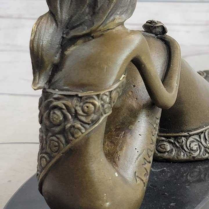 Bronzhaus - Venta al por mayor Escultura - Joven Mujer en Falda Floral Efecto Sirena Estatua de Bronce Escultura Figura sobre Base de Mármol7