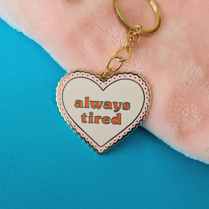Portachiavi in smalto "Always Tired" per la vendita all'ingrosso da parte di Quinn's Pins