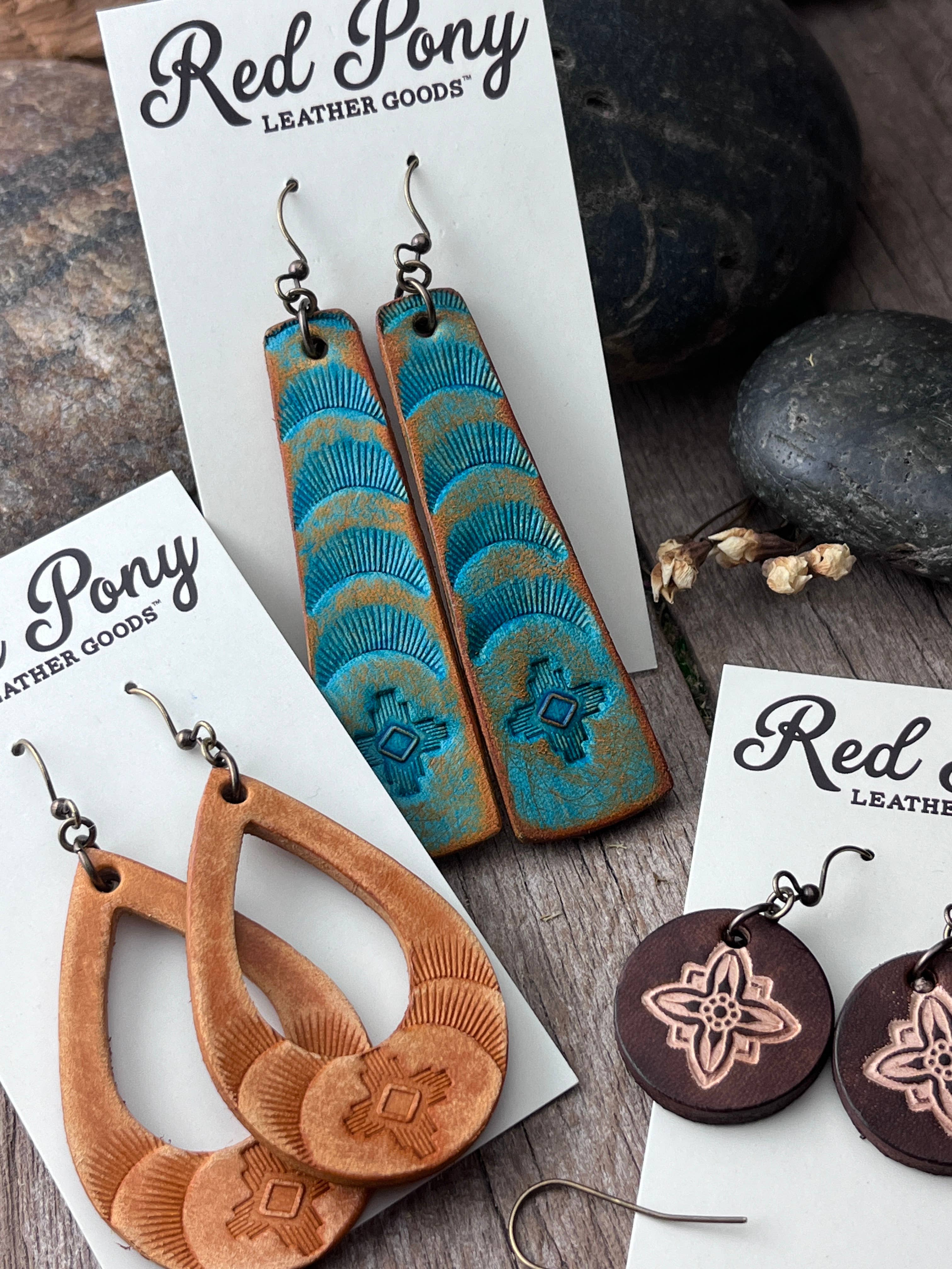 Red Pony Leather Goods – Brincos de argola por atacado – Brincos em Forma de Gota em Couro Trabalhado à Mão Boho Western Pequenos (Cópia)4