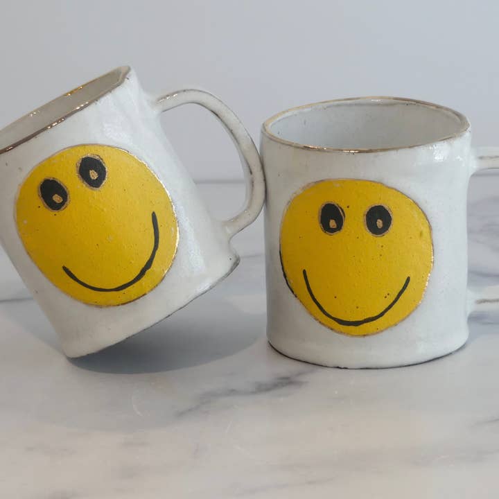 Tasse Sunshine Smile fabriquée à la main 12 oz avec lustre en or 24 carats pour la vente par Design by Pouneh